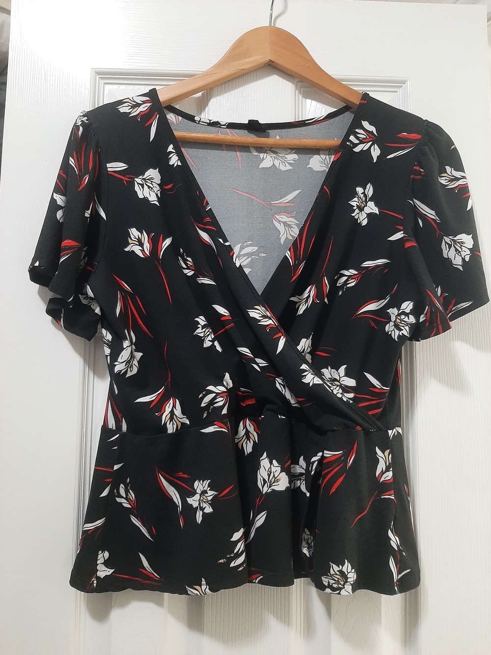 Women’s Black Floral Wrap Peplum Top Size Large- This & More